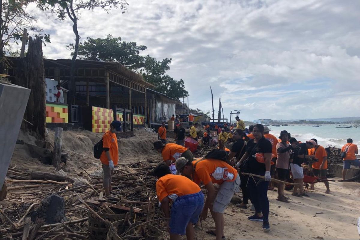 Sekitar seribu orang bersih Pantai Kelan Bali