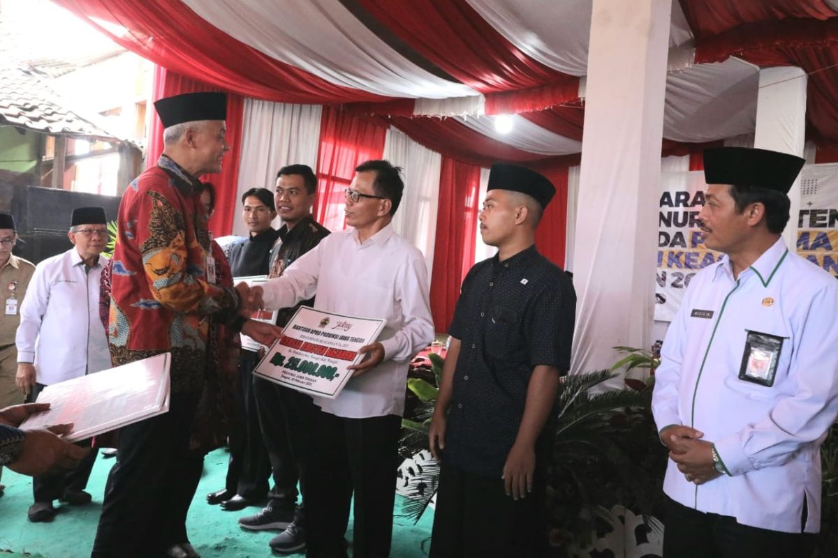 Ganjar serahkan bantuan keagamaan Pemprov Jateng sebesar  Rp434 miliar