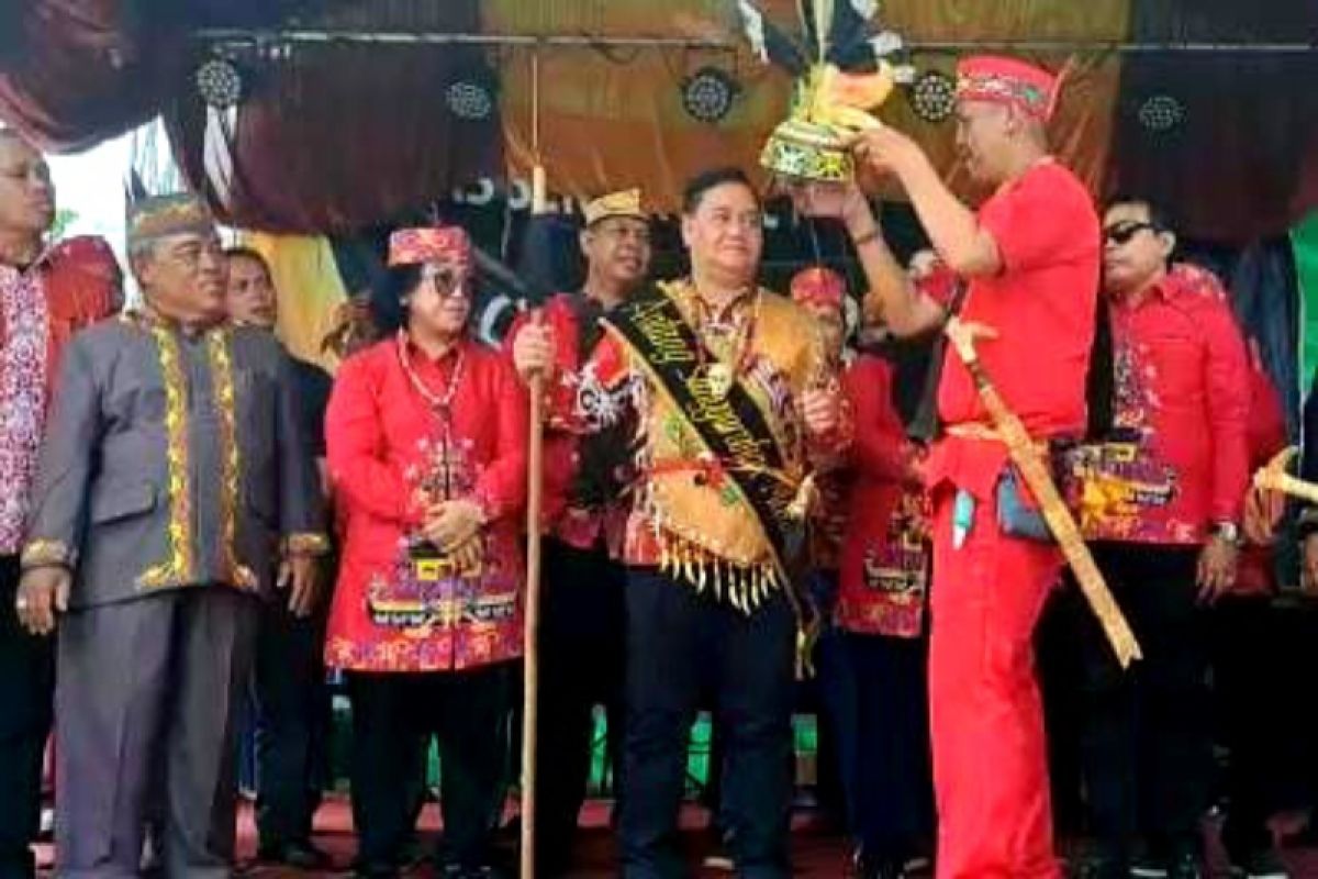 Bupati Kotim diberi gelar adat Dayak