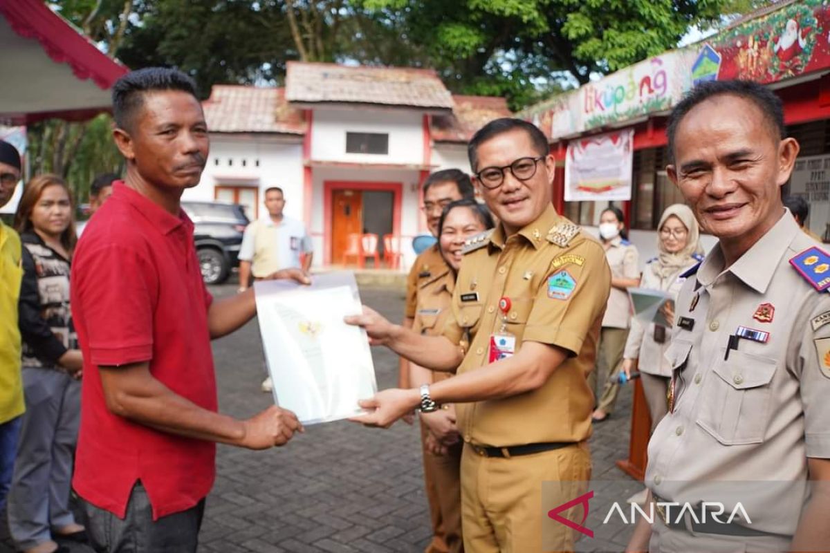 Bupati Minut serahkan 106 sertifikat tanah di Likupang Timur