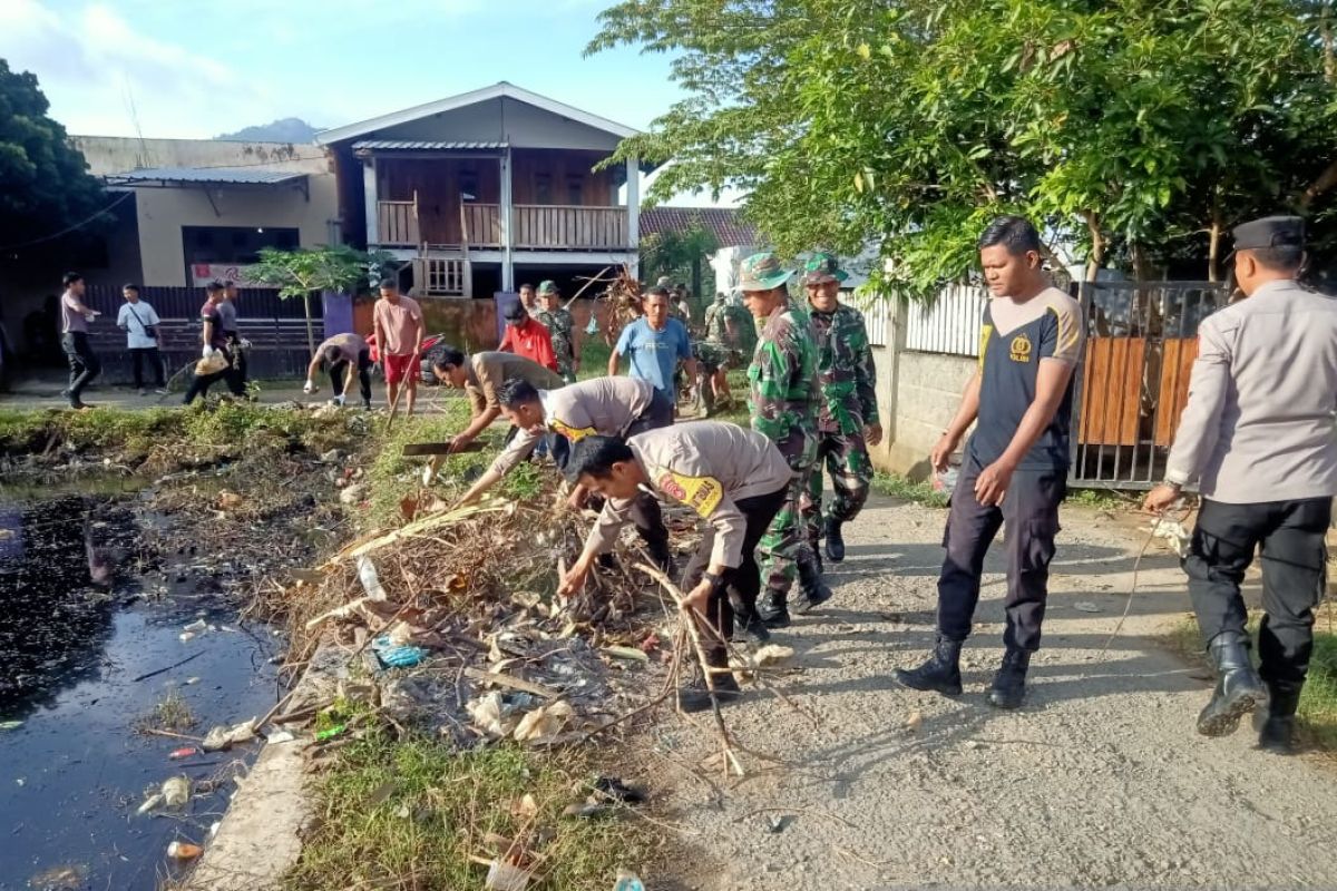 Bhabinkamtibmas Kelurahan Bugis lakukan gotong royong