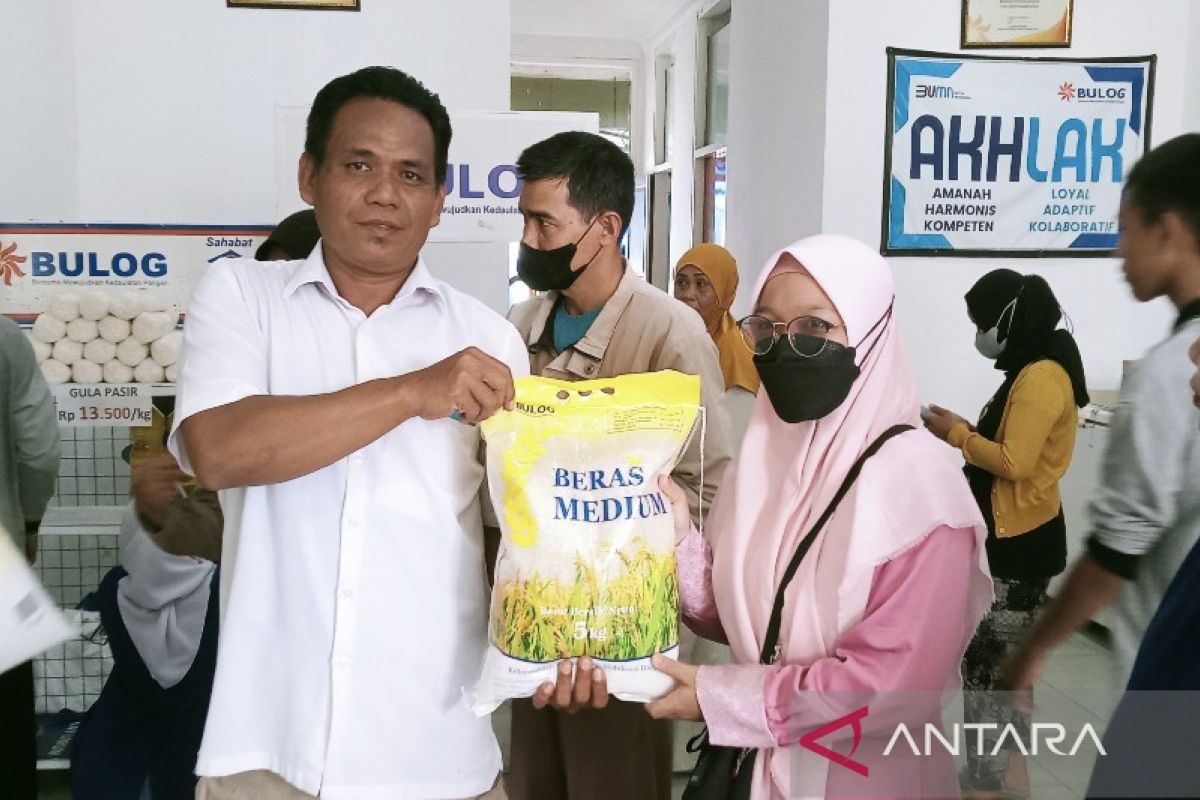 Bulog Kapuas jual beras harga terjangkau kendalikan inflasi