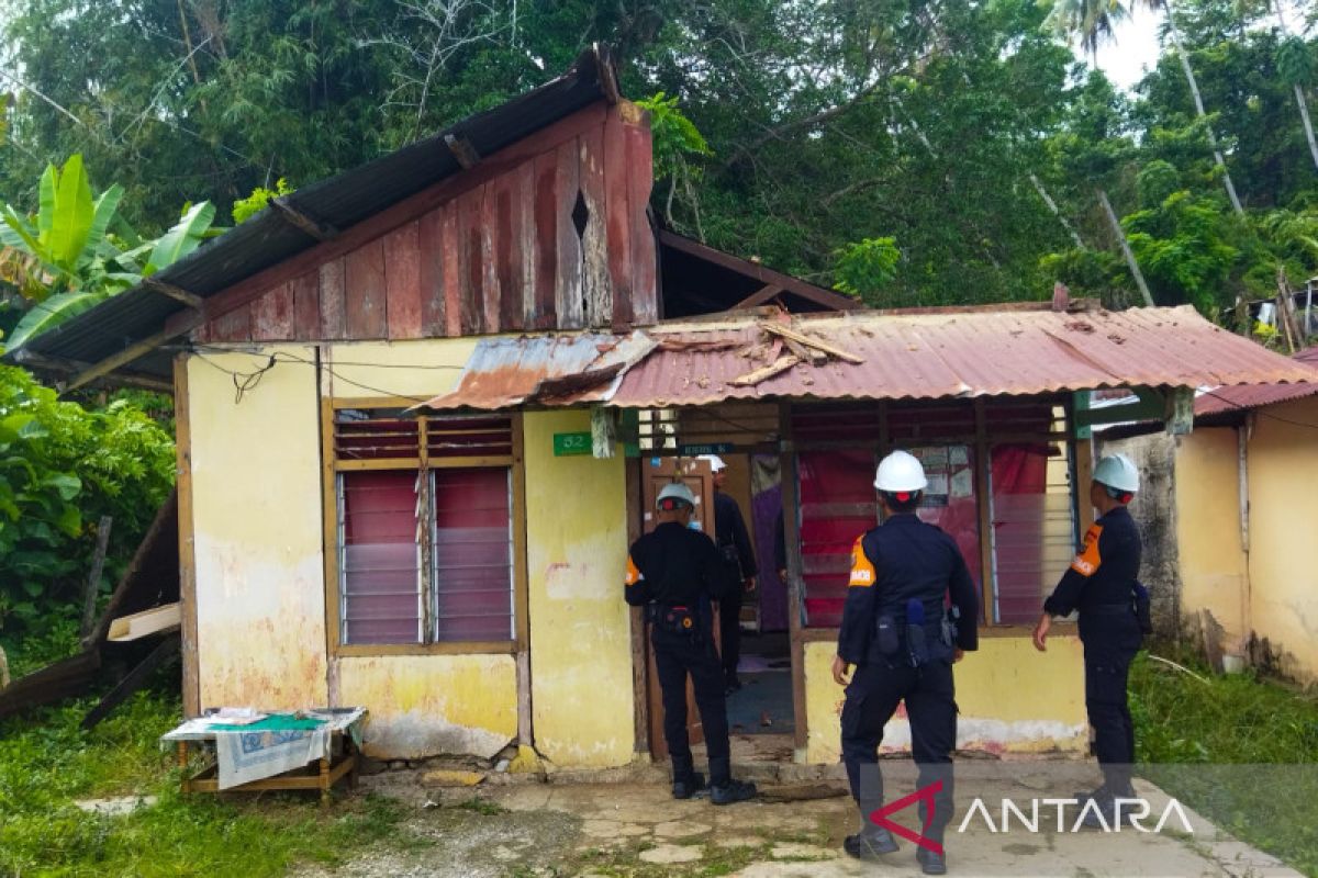 Brimob bantu perbaiki rumah warga terdampak angin puting beliung di Poso