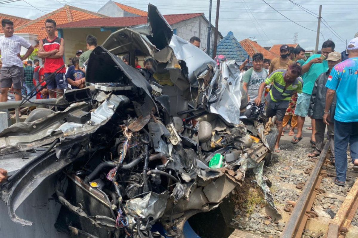 Dua tewas setelah Argo Bromo Anggrek tabrak mobil di Semarang