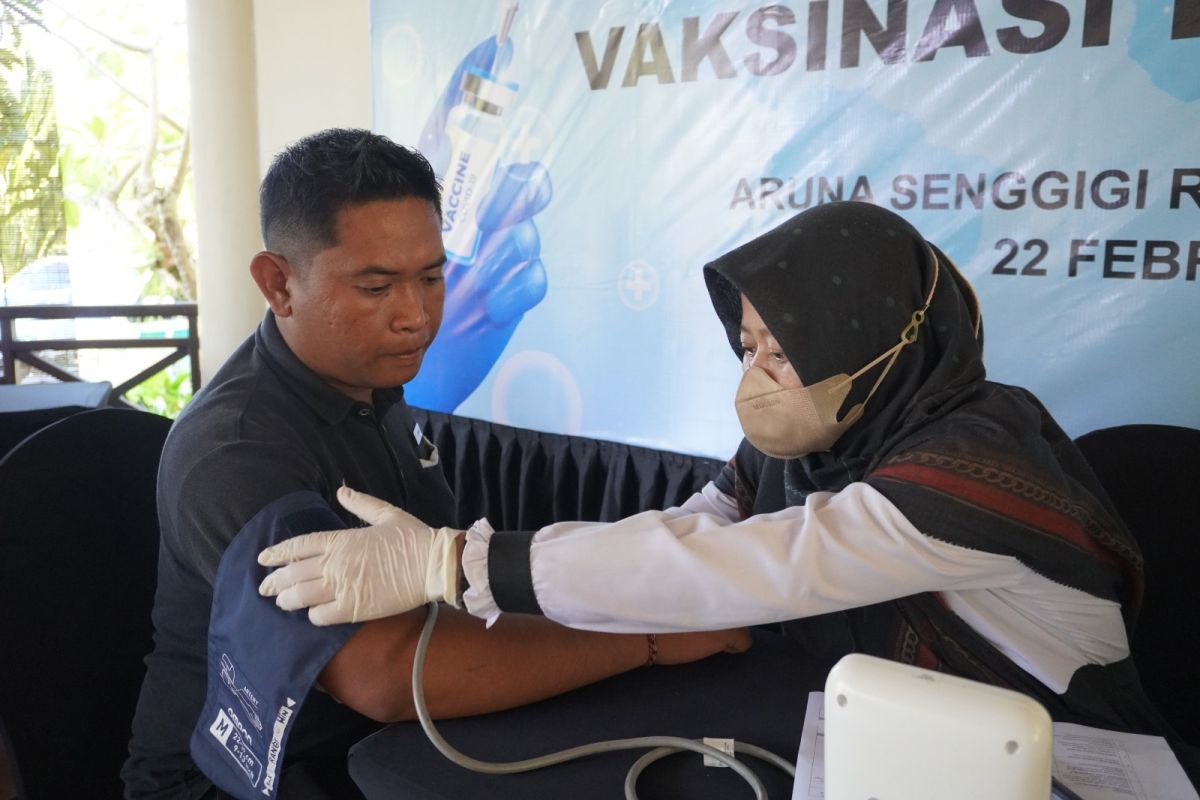 Aruna Senggigi lakukan vaksinasi booster ke-2 bagi seluruh karyawan