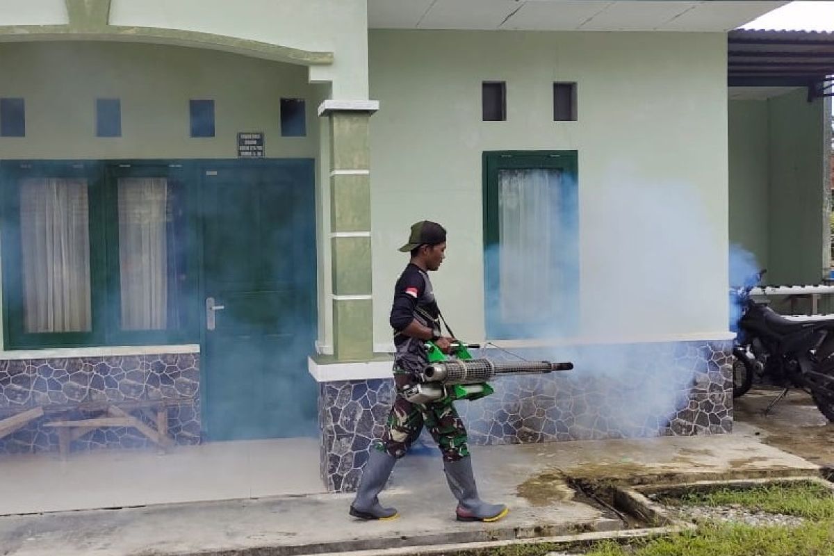 Prajurit Kodim 1715 Yahukimo lakukan pengasapan cegah DBD di Dekai