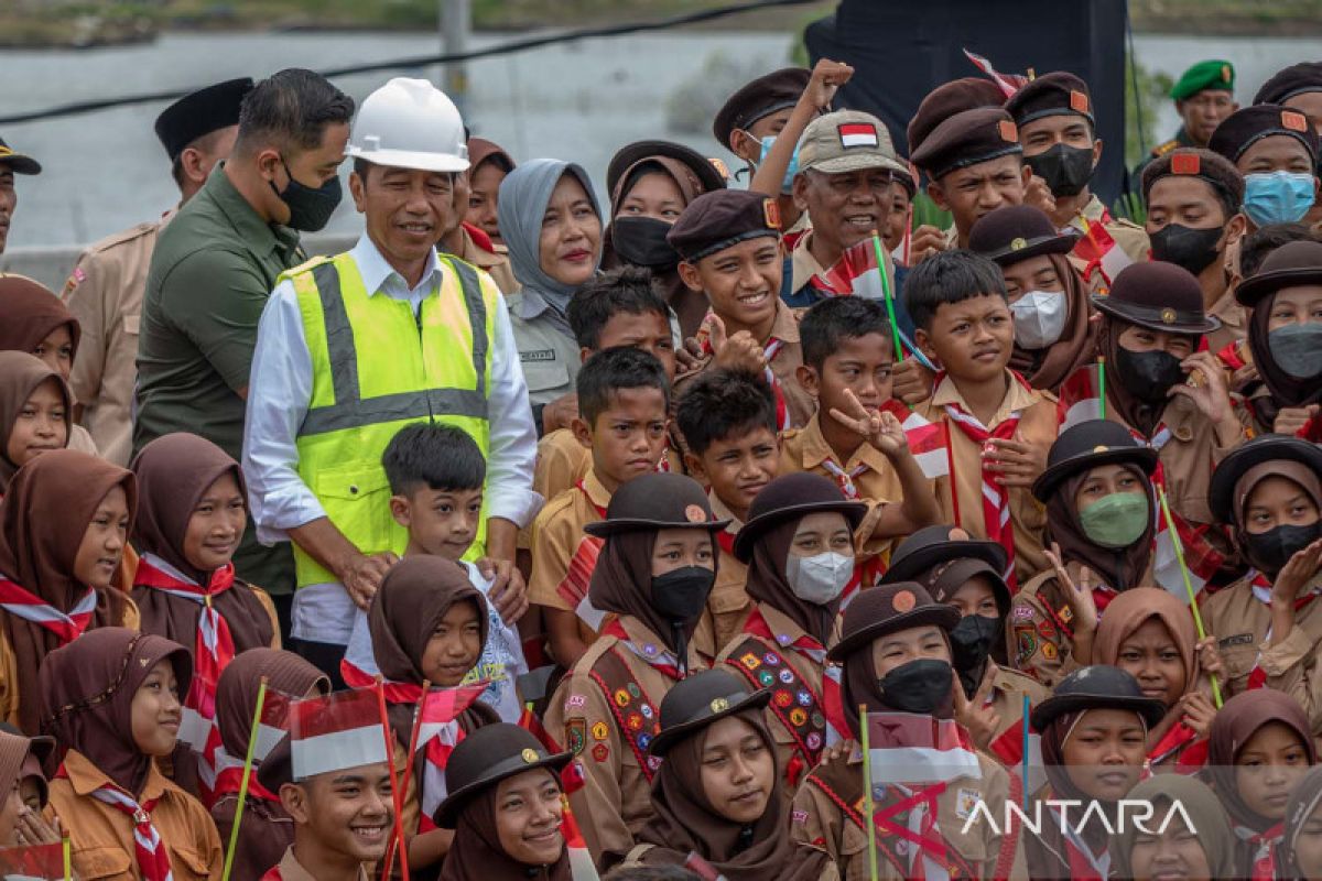 Jokowi temui warga berdemo saat peresmian Tol Semarang-Demak