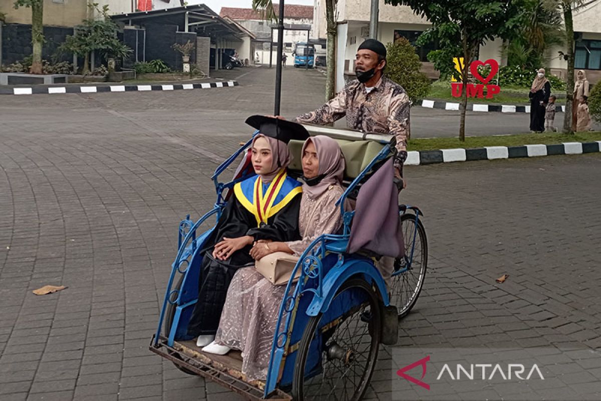 Anak tukang becak raih gelar sarjana pendidikan di UMP