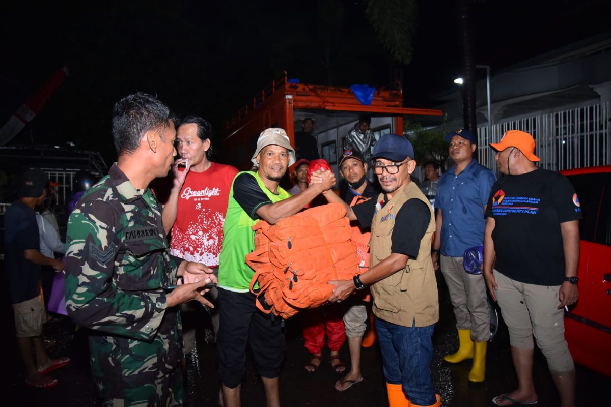 Pemkot Bima menyalurkan bantuan makanan untuk warga terdampak banjir