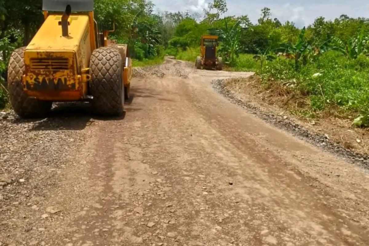 Pengaspalan ruas jalan Beteleme-Nuha Sulsel sudah dimulai