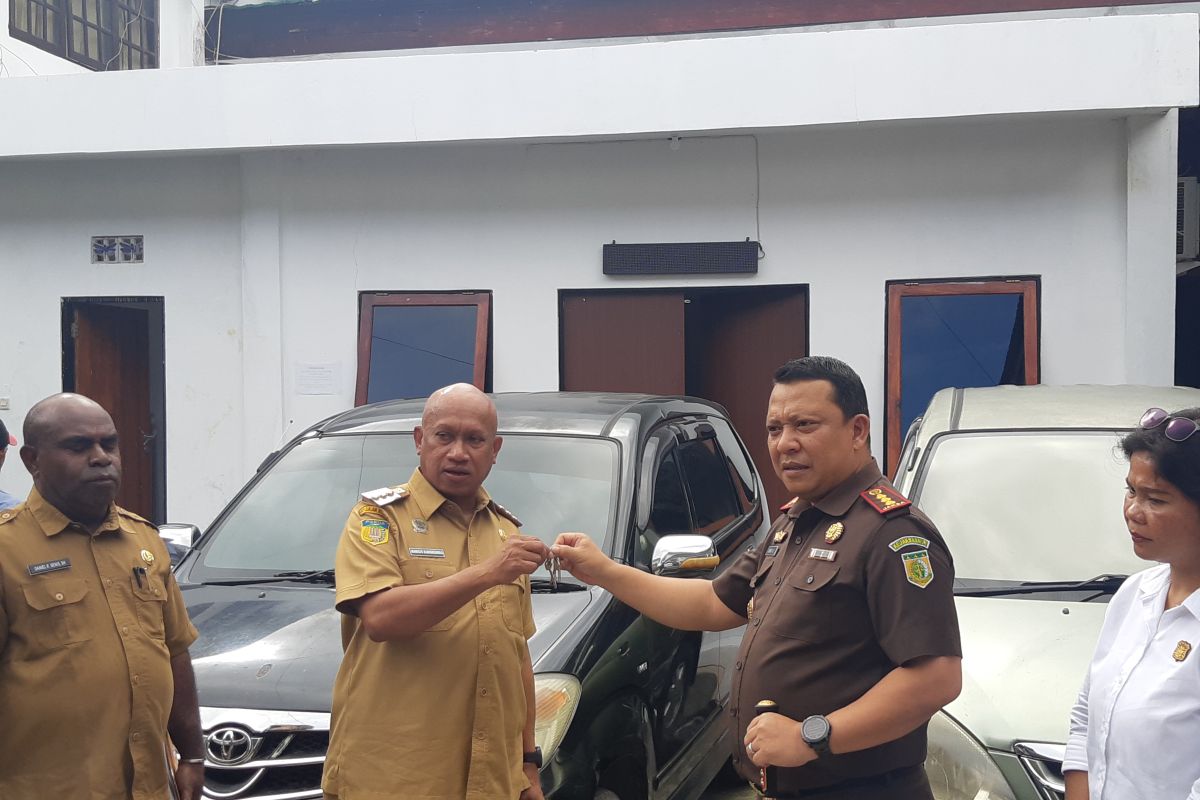 Kejari Jayapura serahkan delapan unit mobil aset Pemkab Sarmi