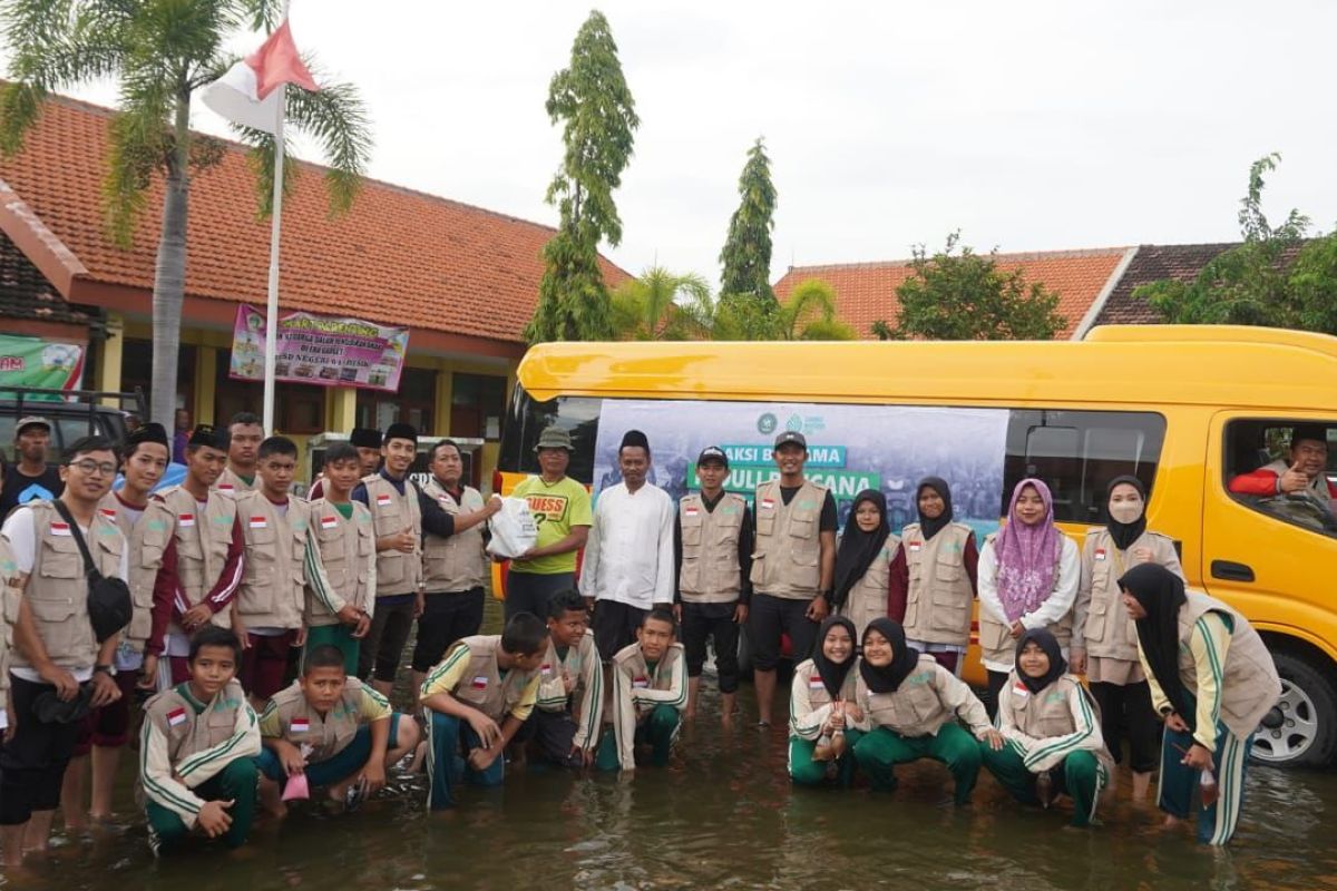 MPR ajak santri berbagi untuk korban banjir di Gresik