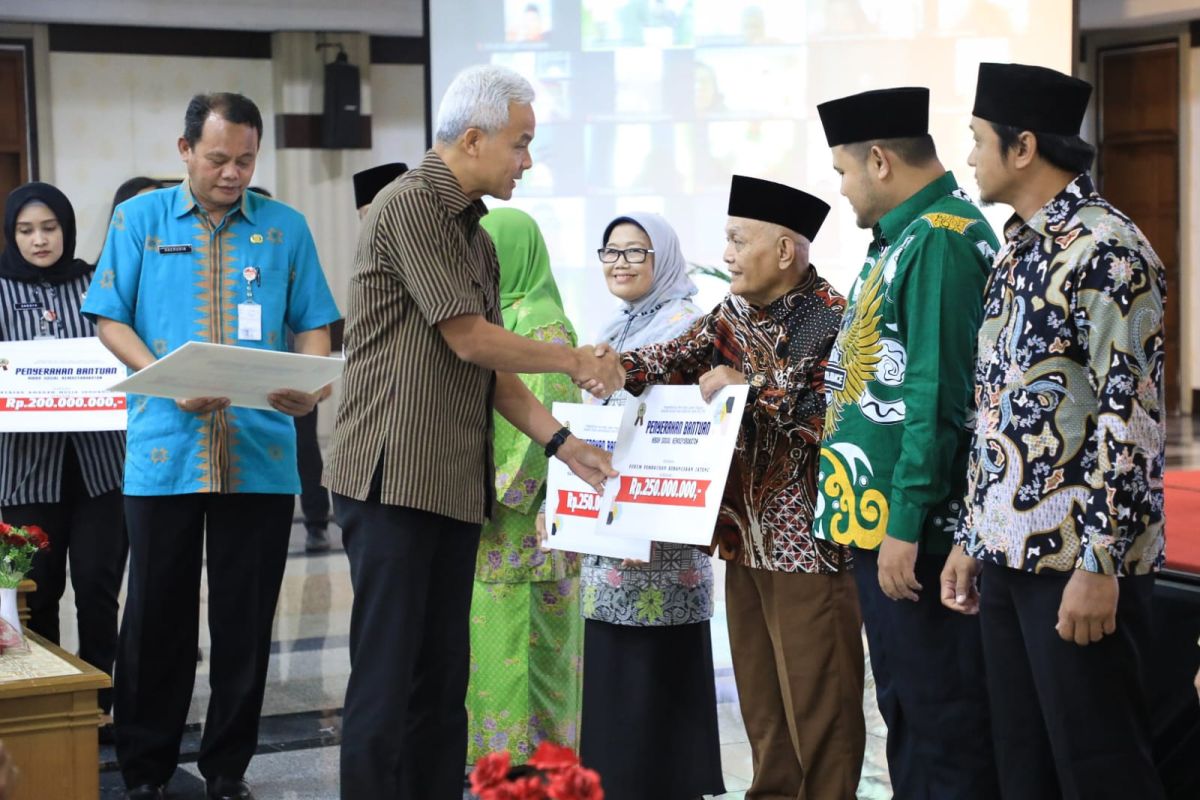 Ganjar ingatkan penerima berhati-hati kelola dana  hibah