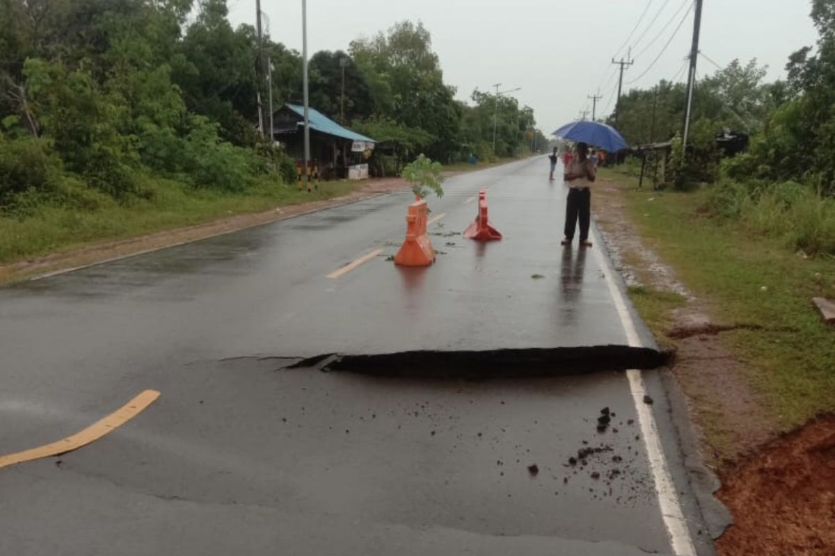 Hujan deras di Batam membuat jalan menuju Pulau Penyangga amblas