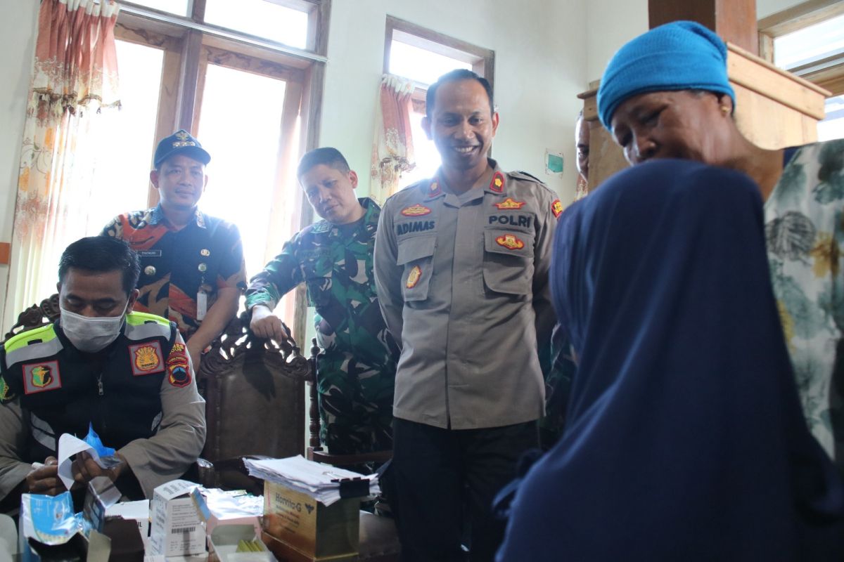 Polres Kudus beri pengobatan korban banjir