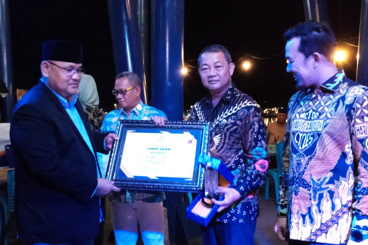 Peringatan HUT dan HPN, Bupati Bengkalis  terima anugerah JMSI Award 2023