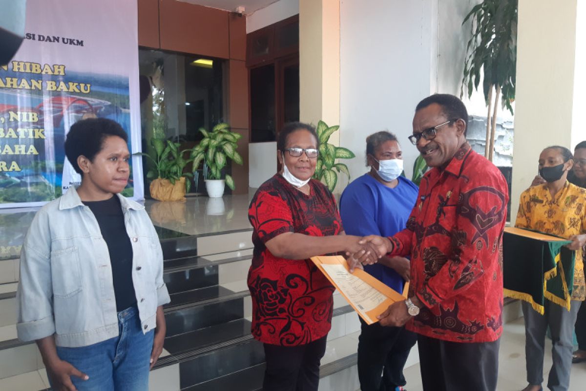 Pemkot Jayapura serahkan HaKI dan NIB untuk perajin batik