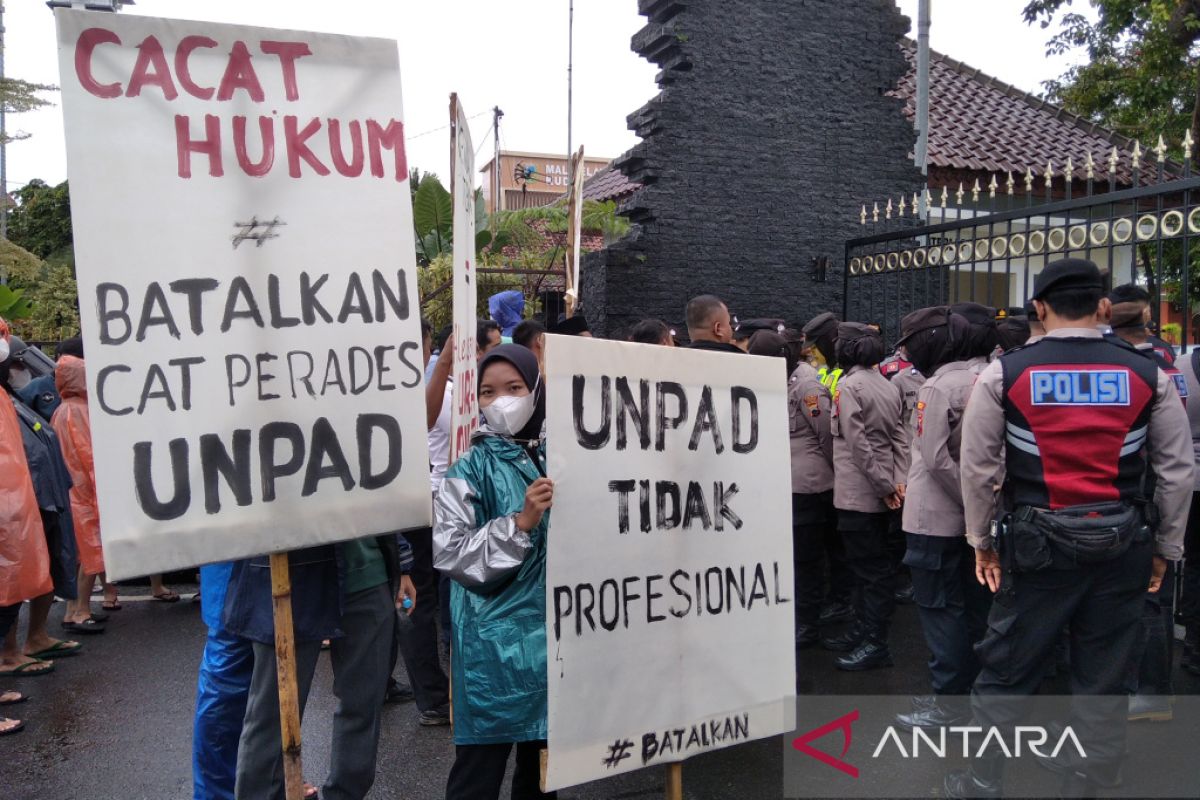 Peserta tes seleksi perangkat desa di Kudus demo tuntut tes  ulang