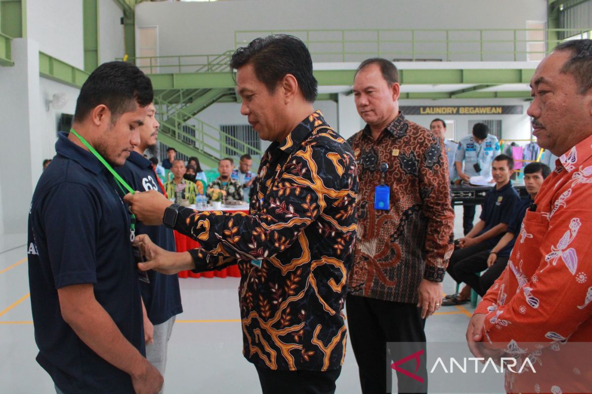 Lapas menggandeng SMKN 5 Mataram latih warga binaan produksi kain batik