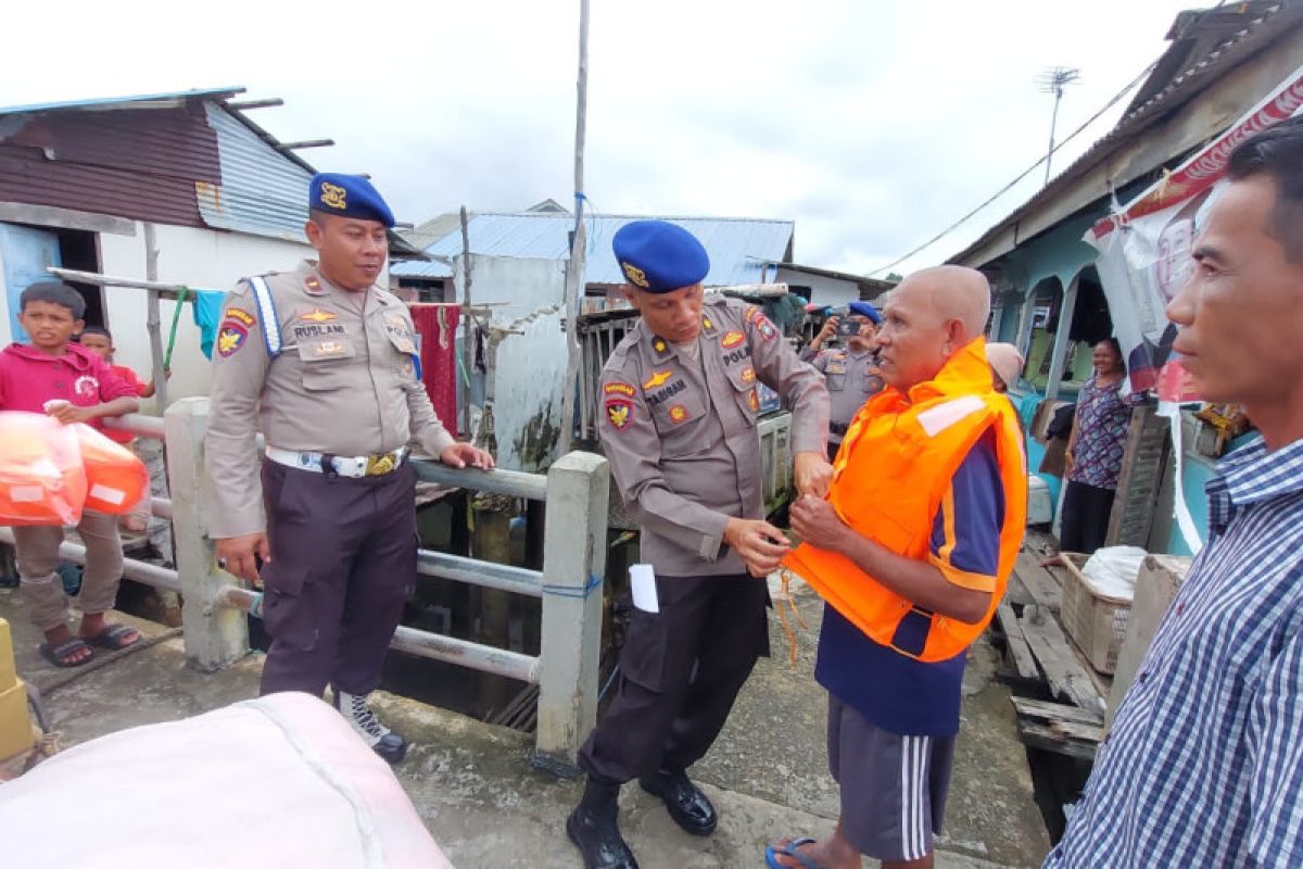 Polda Kepri berikan 700 jaket keselamatan untuk nelayan pulau penyangga