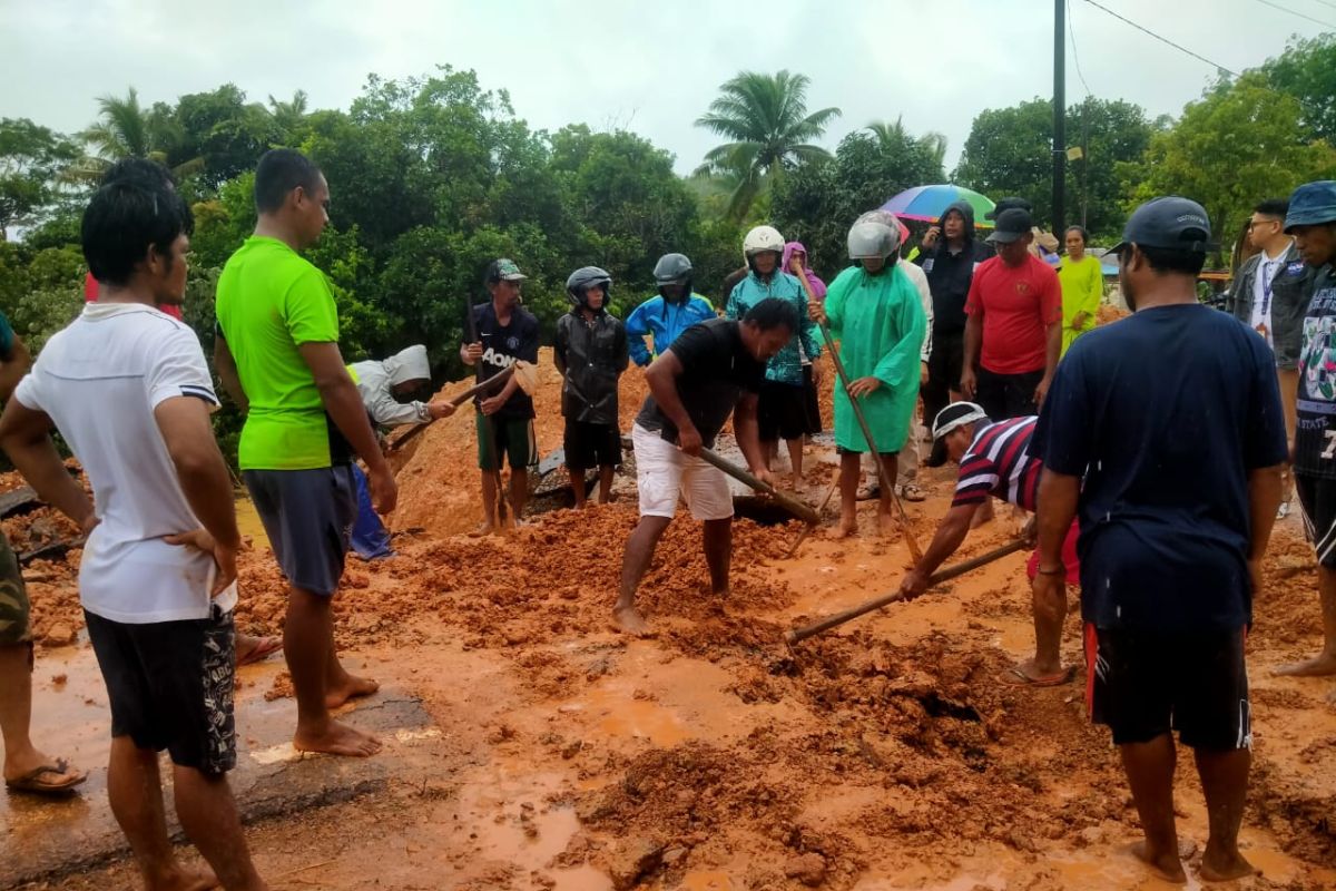 Belasan rumah di Batam terendam banjir akibat jalan amblas