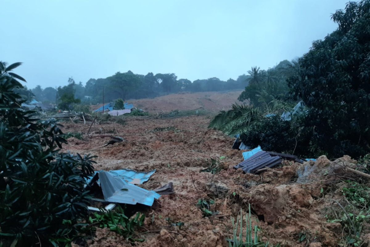 Longsor timbun satu kampung  di Natuna