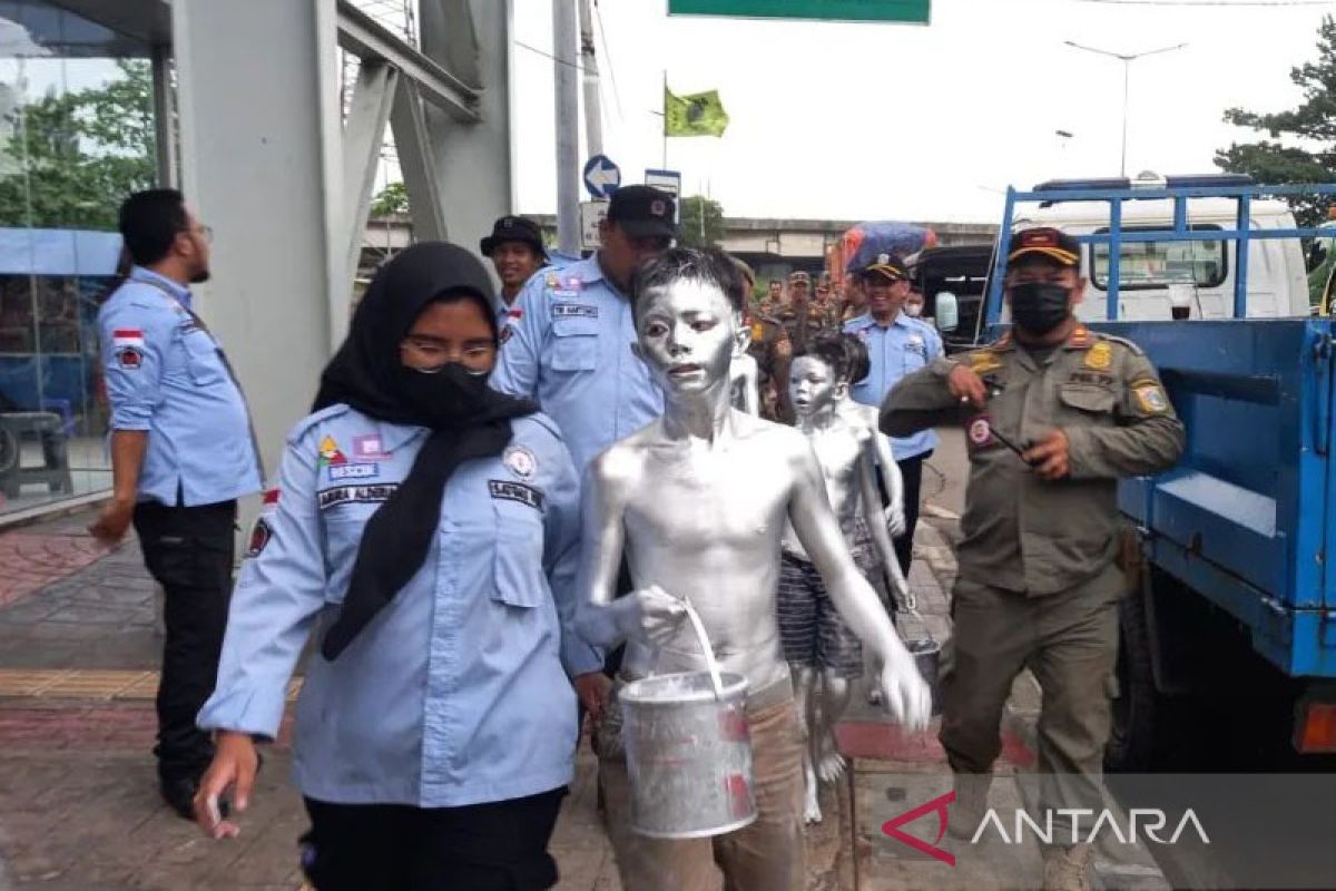 Kemarin, "manusia silver" resahkan warga, kasus korupsi hingga langgar atur Pilkada di NTB