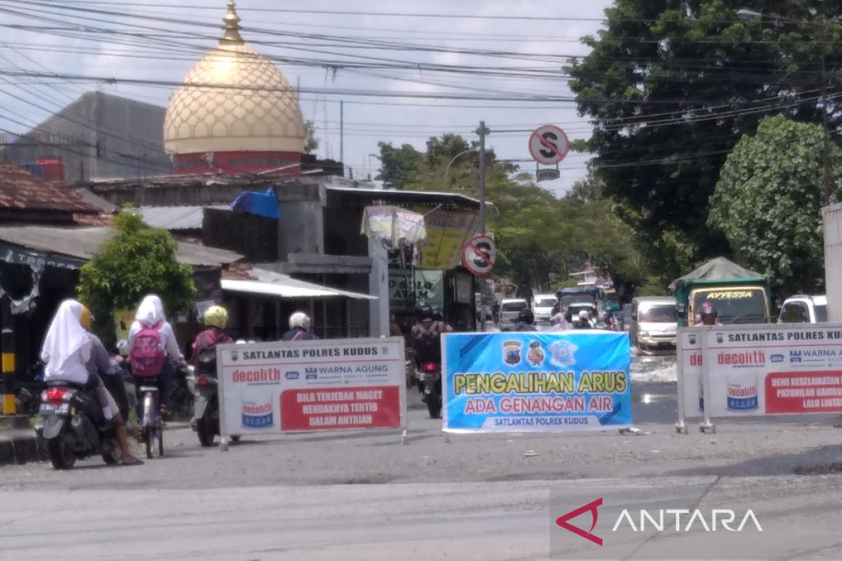 Jalan macet akibat banjir, Pemkab Kudus diminta buat jalur alternatif