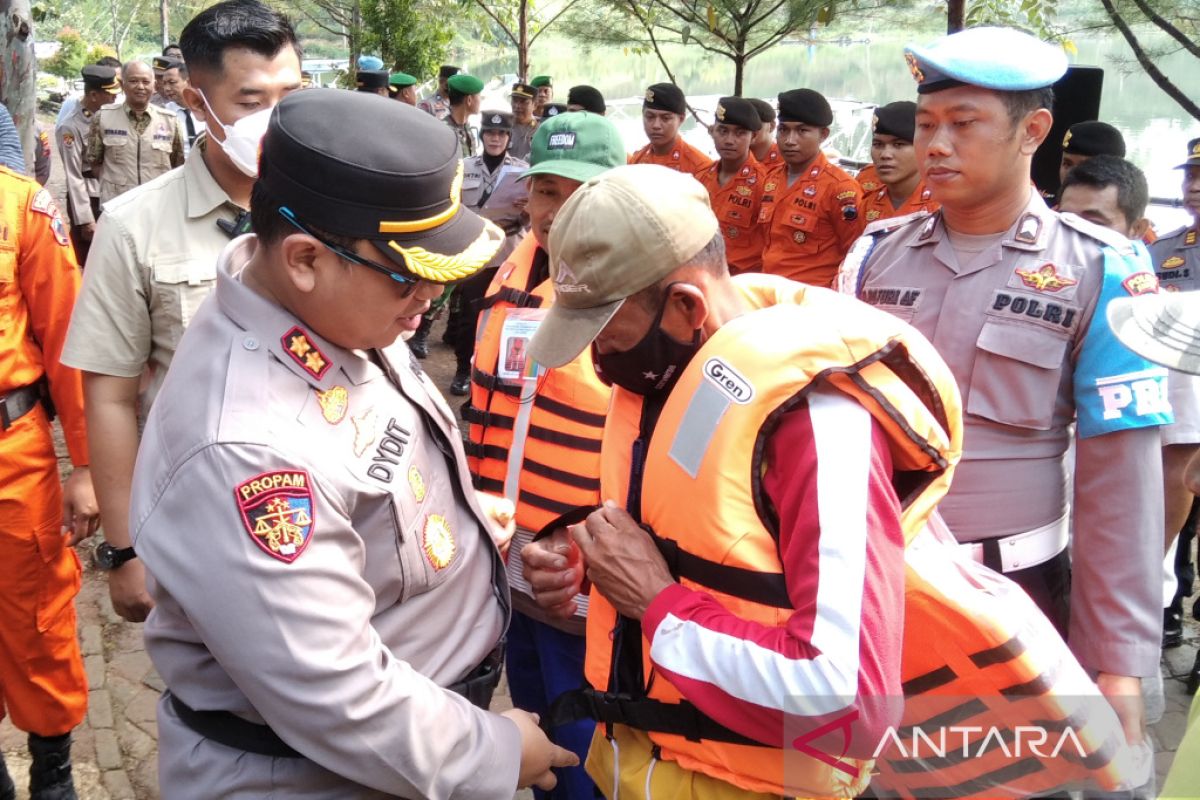 Polres Kudus serahkan jaket pelampung kepada operator perahu wisata