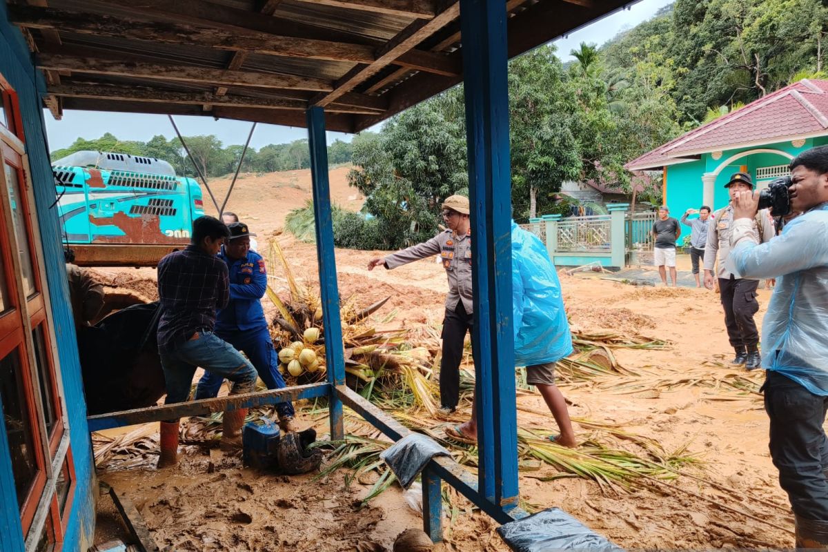 Seorang anggota pantarlih meninggal dunia tertimbun tanah longsor Serasan