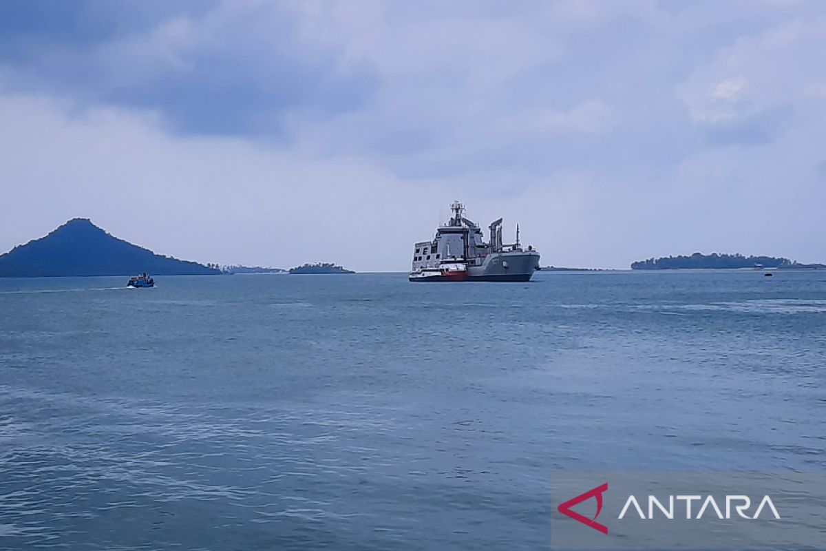 KRI Bontang - 907 bawa bantuan logistik untuk korban longsor tiba di Serasan