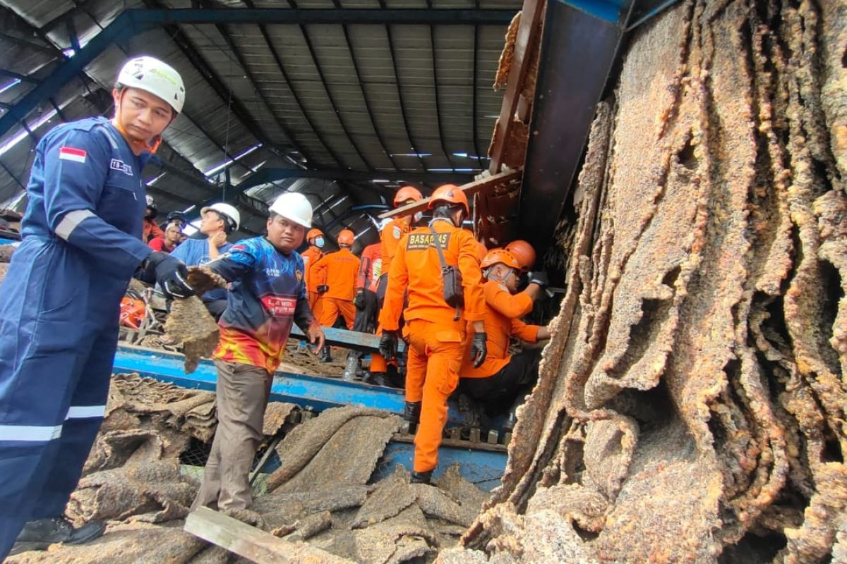 Delapan orang dievakuasi akibat pabrik karet ambruk