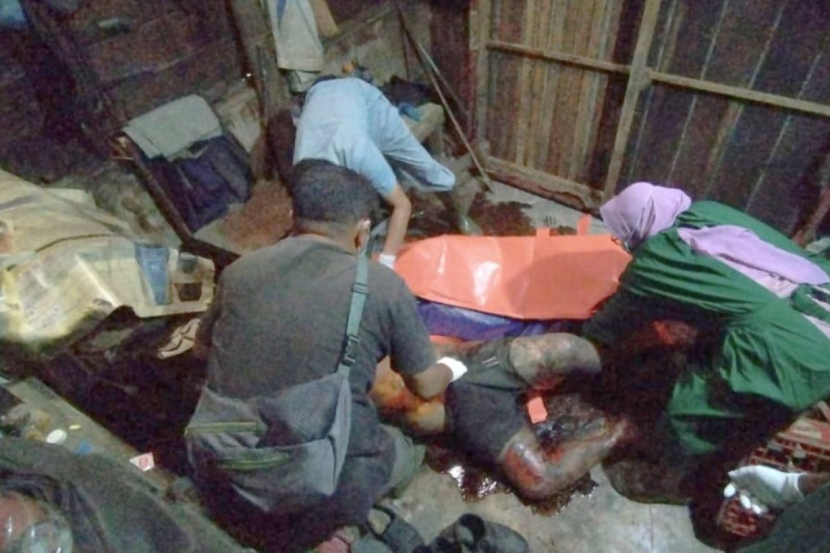 Geger, warga Duri temukan pria membusuk di kamar