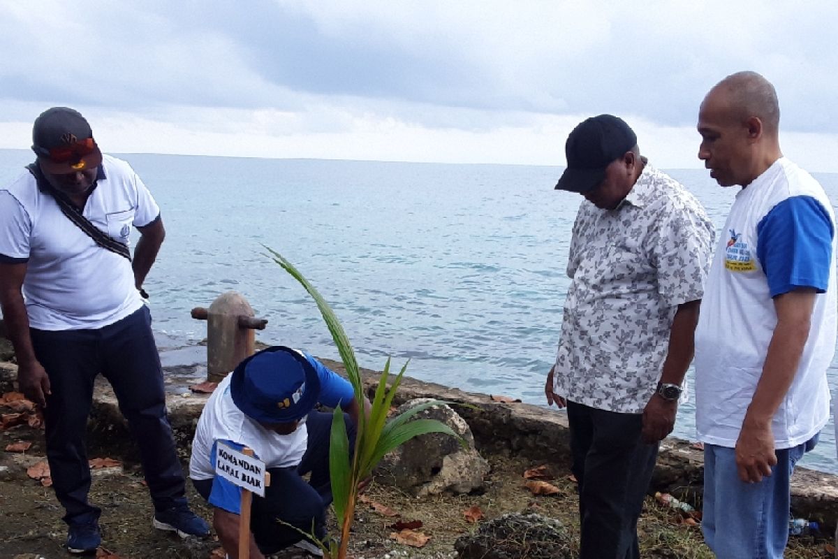 Balai Wilayah Sungai Papua tanam 254 kelapa hibrida di pantai Waterbasis