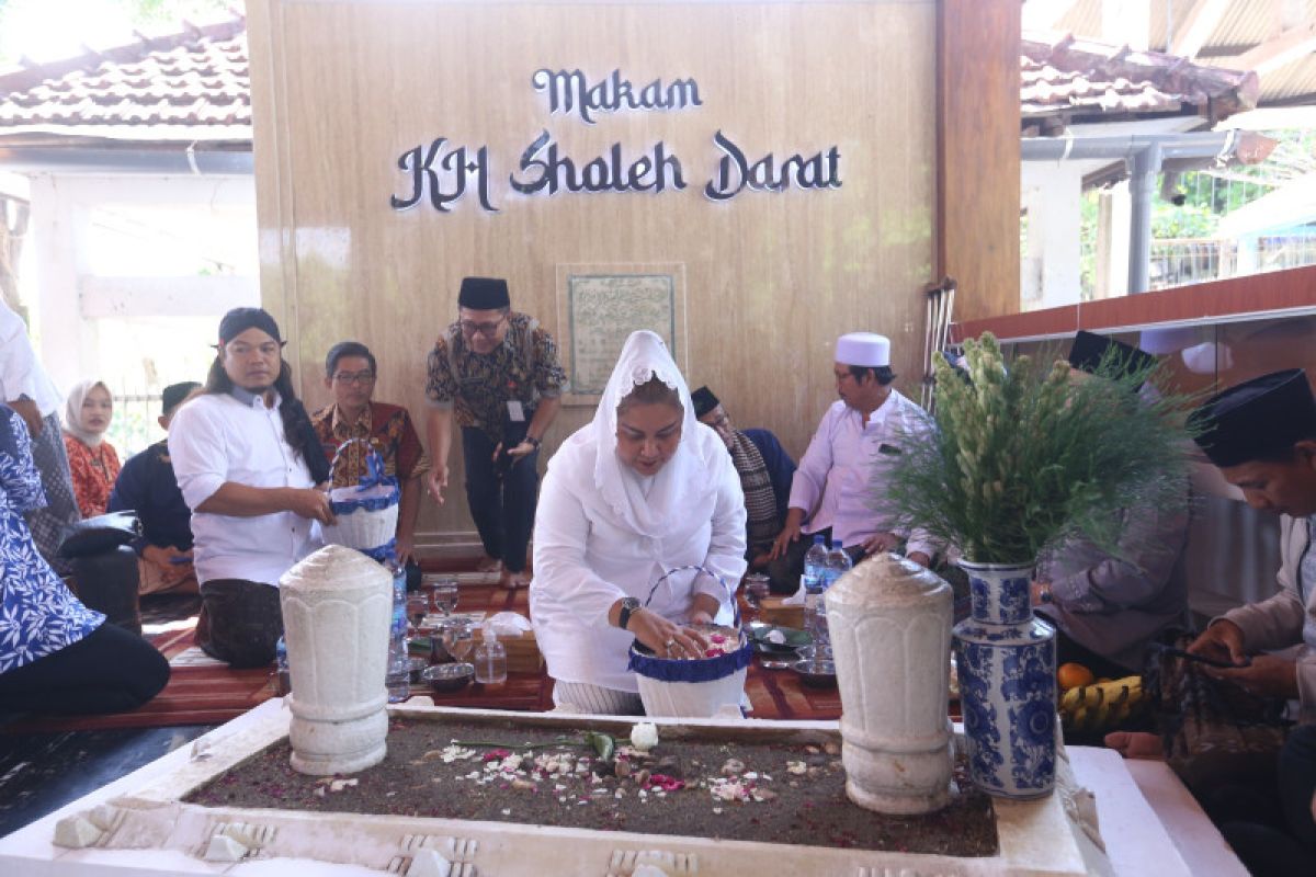 Untuk wisata religi, makam ulama besar Kiai Sholeh Darat direnovasi