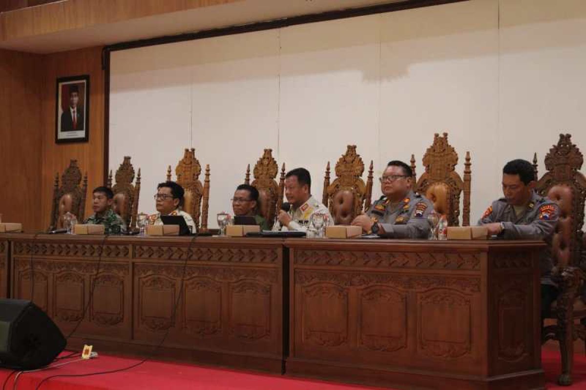 Aksi gandeng tangan rangkul Gunung Tidar ramaikan HUT Satpol