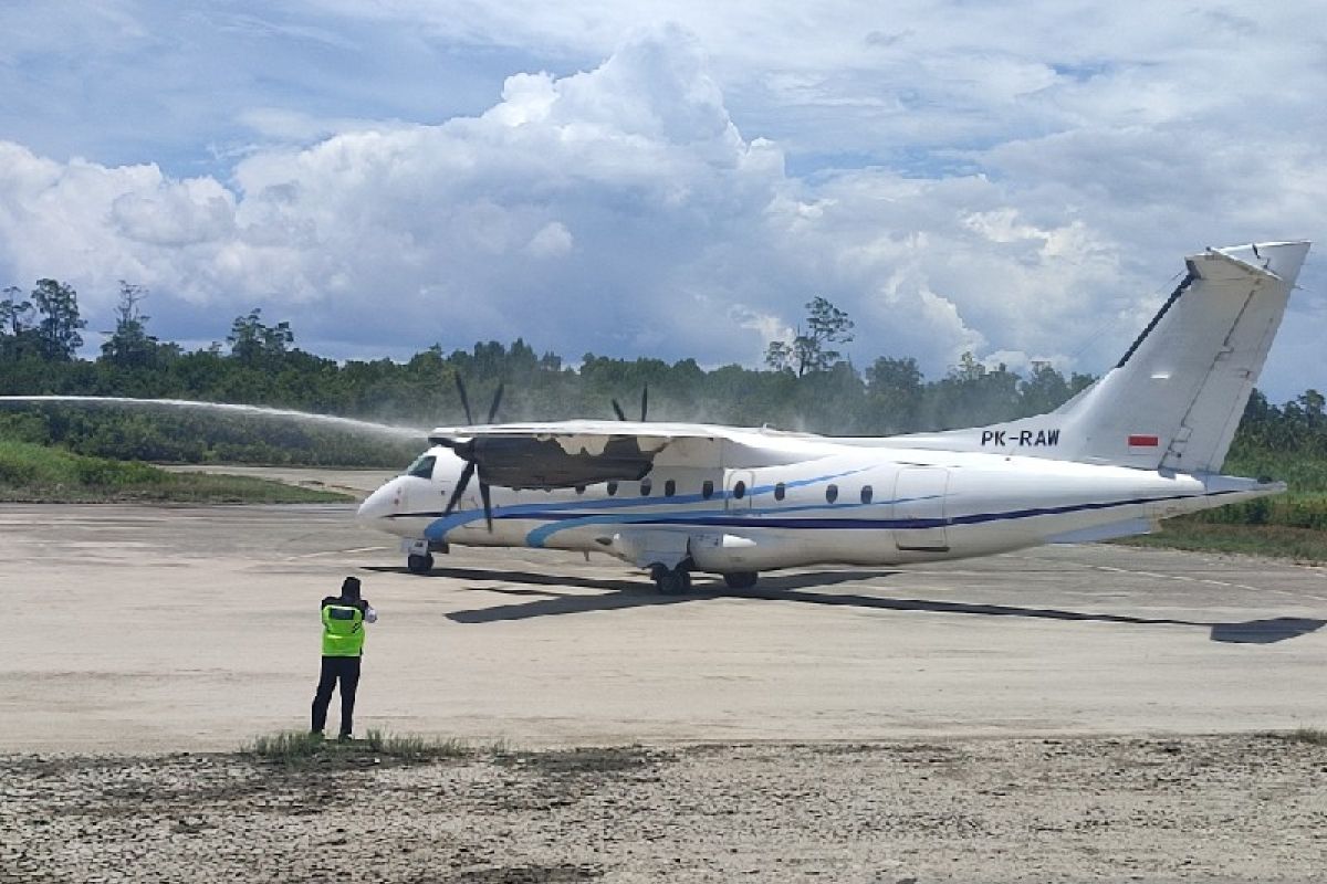 Pemkab dan warga Asmat antusias sambut penerbangan perdana Trigana Air