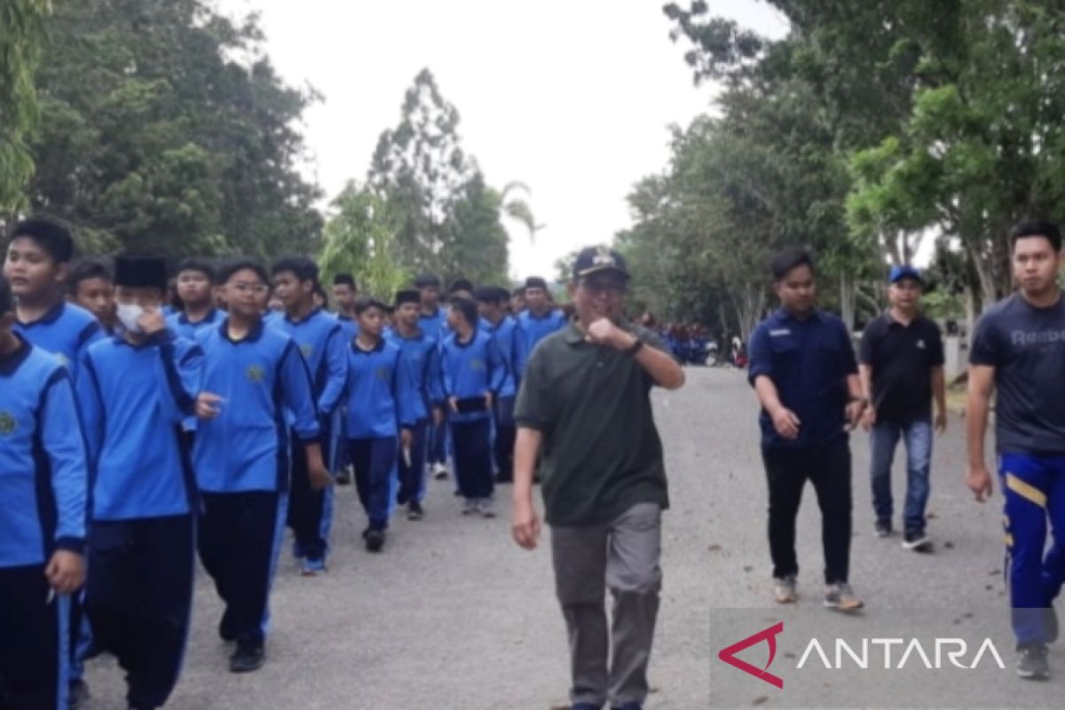 Wabup turut ramaikan jalan sehat bersama MTsN 1 Murung Raya