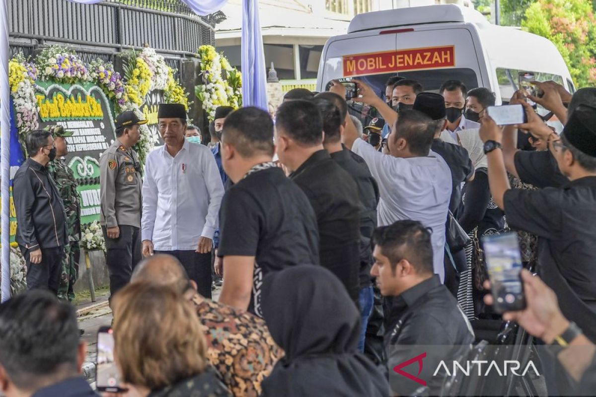 Jokowi melayat ke rumah duka istri Moeldoko