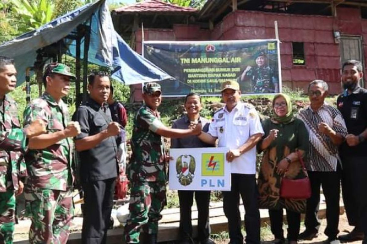 Kodim 1418 Mamuju beri bantuan air bersih kepada warga Desa Bambu