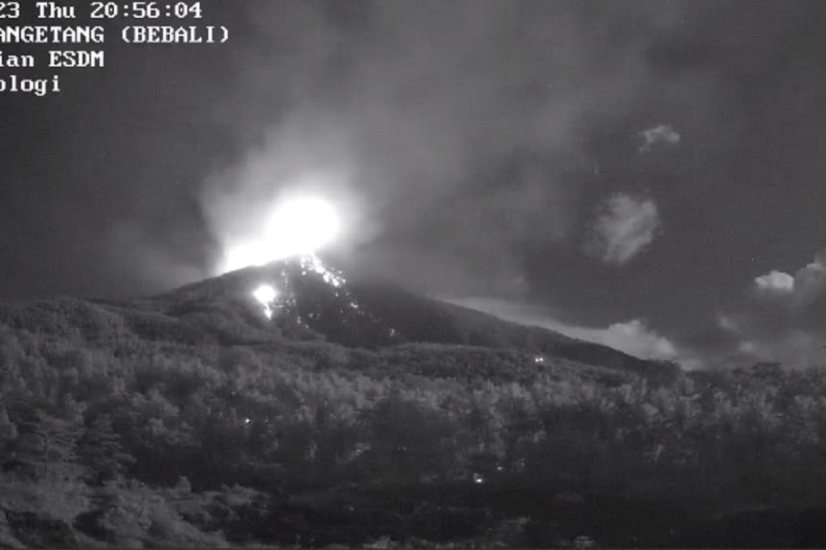 Status Gunung Karangetang masih siaga  setelah lima pekan erupsi