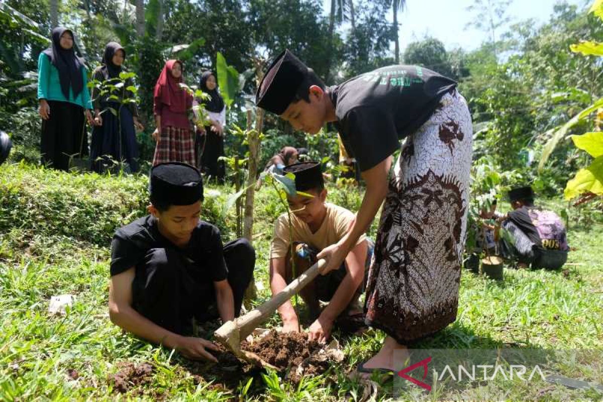 Ponpes di Temanggung wajibkan santri khatam Al Quran tanam  pohon