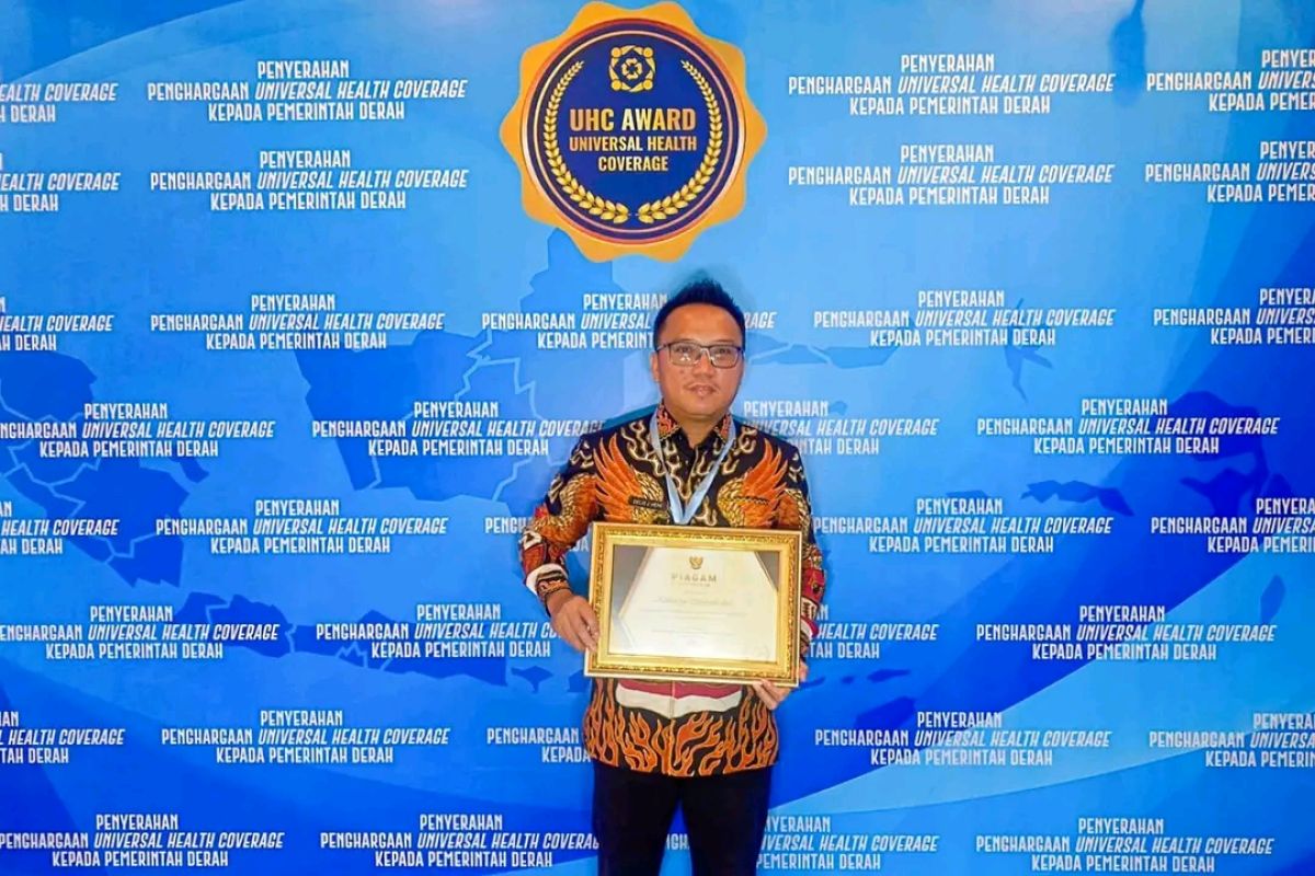 Bupati Morut terima UHC Award dari Wapres, semua warga Morut sudah terlindungi BPJS Kesehatan