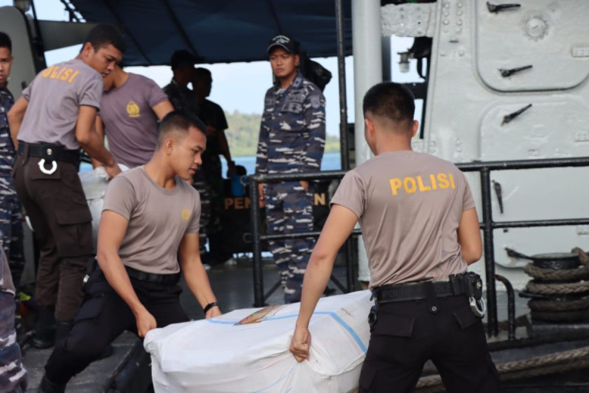 Bantuan dari Kapolri untuk korban longsor sampai di Serasan