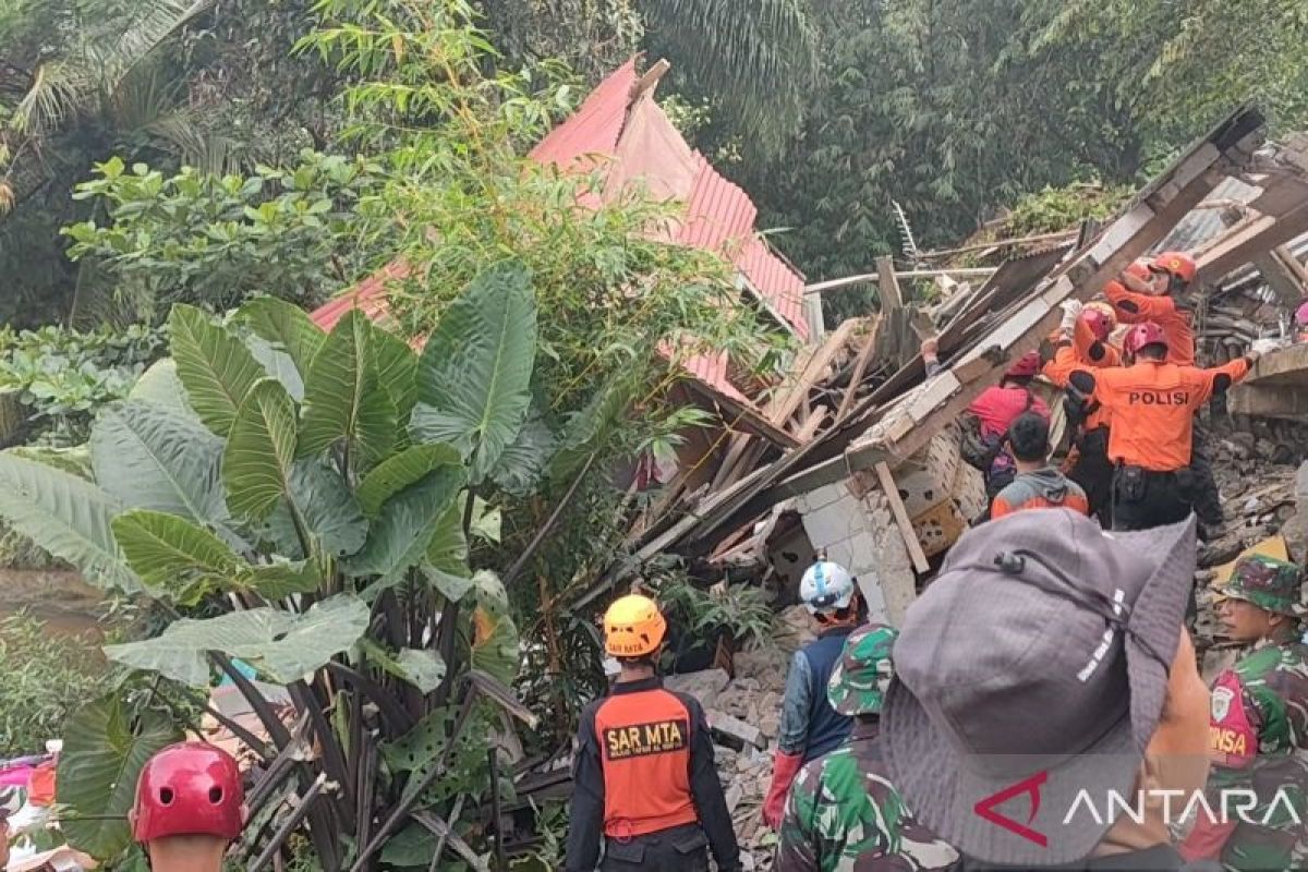 Tim gabungan masih lanjutkan pencarian 4 korban longsor tebing rel di Bogor