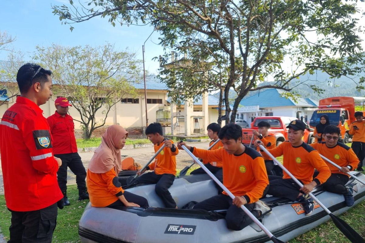 Basarnas Palu latih 50 potensi SAR teknik pertolongan dalam air