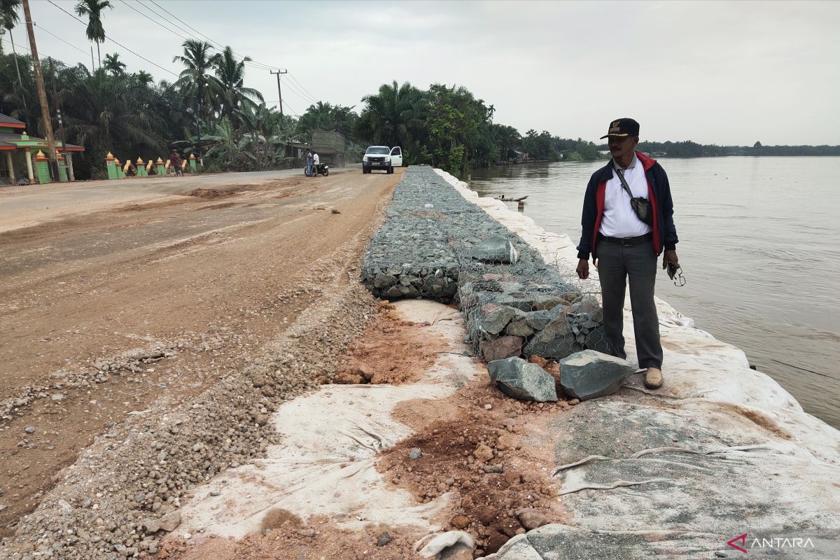 Pembangunan turap penahan tebing Sungai Indragiri di Kuala Cinaku terkesan kurang optimal