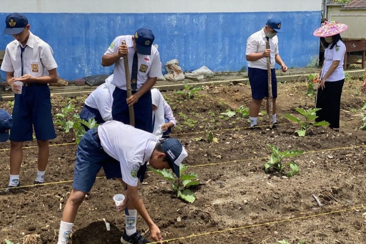 Menyiapkan SDM berkualitas dan unggul dari kebun sekolah di Kutai Barat