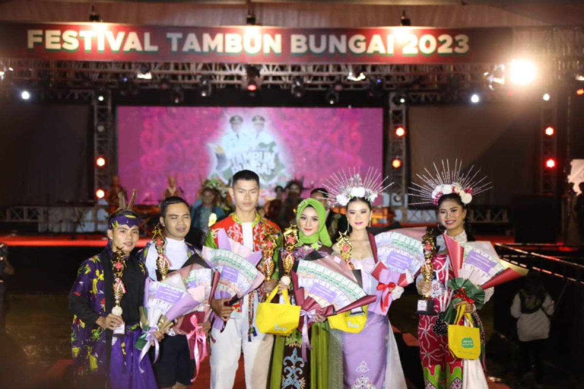 Fashion Show Benang Bintik semarakkan Festival Tambun Bungai 2023