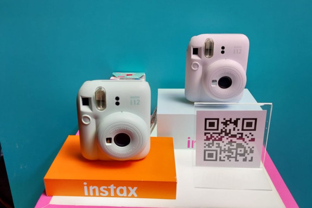 Intip keunggulan kamera Instax Mini 12
